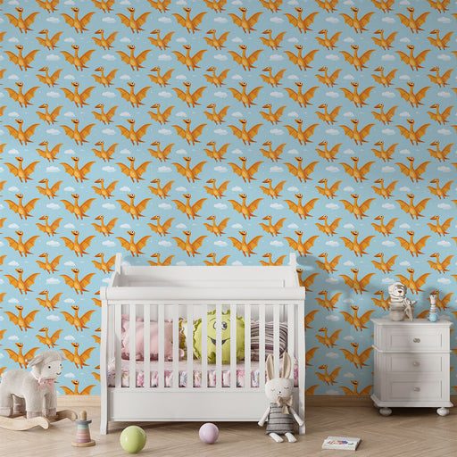 Une chambre d'enfant avec un papier peint ludique représentant des oiseaux orange sur fond bleu clair, créant une atmosphère joyeuse et dynamique.