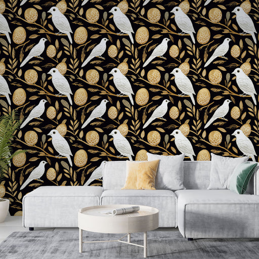 Un salon moderne avec un papier peint noir orné de motifs de oiseaux blancs et d'œufs dorés, créant une ambiance élégante et chaleureuse.