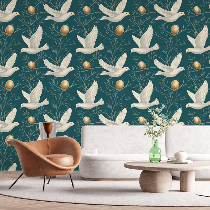 Un salon moderne avec un papier peint illustrant des oiseaux blancs en vol sur fond vert profond, agrémenté de branches et d'œufs dorés, créant une ambiance chaleureuse et accueillante.
