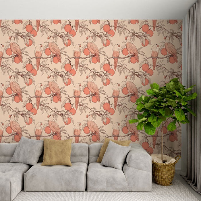Un salon contemporain avec un papier peint tropical représentant des perroquets et des pêches sur un fond beige, créant une ambiance chaleureuse et vivante.