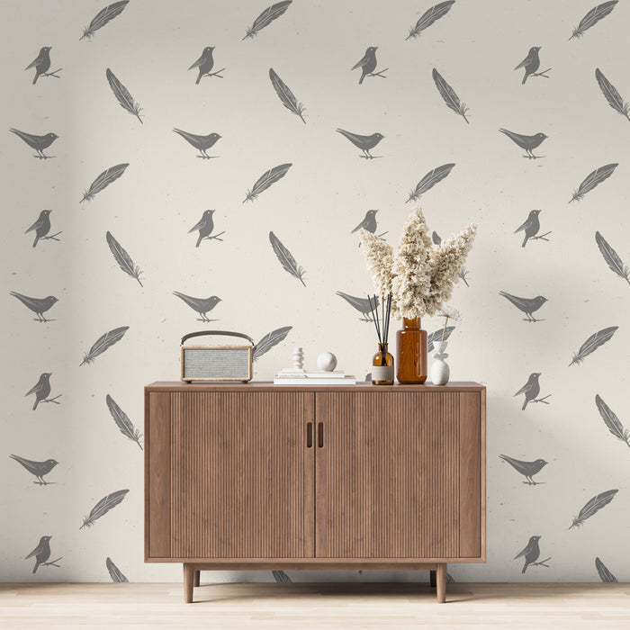 Une pièce moderne avec un papier peint aux motifs d'oiseaux et de plumes gris sur fond clair, créant une ambiance douce et naturelle.