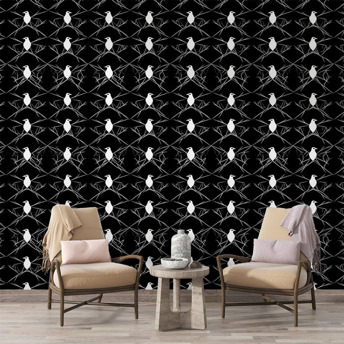 Un salon contemporain avec un papier peint noir orné de motifs blancs représentant des oiseaux stylisés, créant une ambiance moderne et graphique.