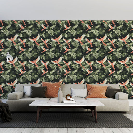 Un salon moderne avec un papier peint tropical représentant des perroquets roses et des feuilles vertes sur fond noir, créant une ambiance vivante et exotique.