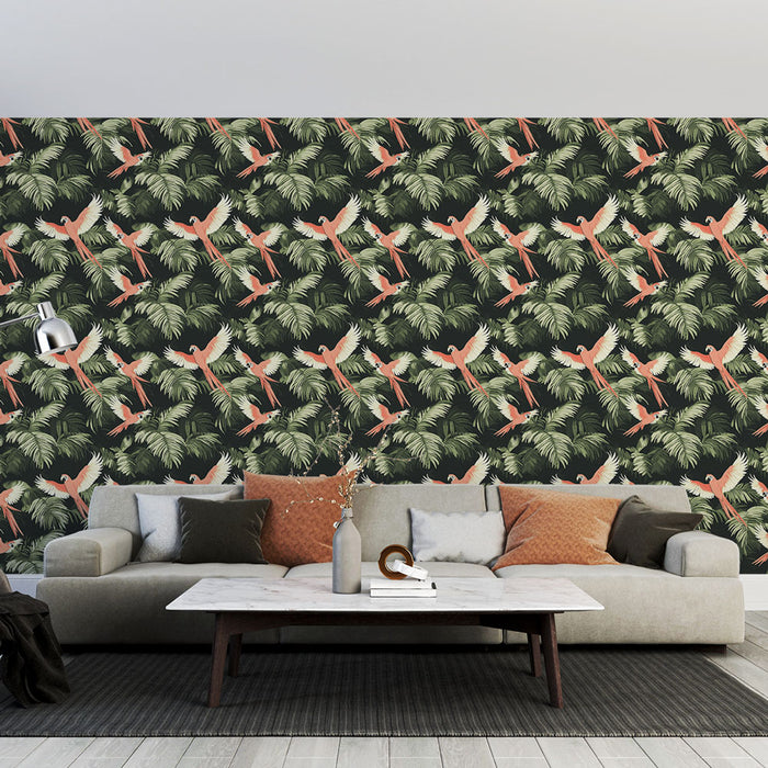 Un salon moderne avec un papier peint tropical représentant des perroquets roses et des feuilles vertes sur fond noir, créant une ambiance vivante et exotique.