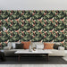 Un salon moderne avec un papier peint tropical représentant des perroquets roses et des feuilles vertes sur fond noir, créant une ambiance vivante et exotique.