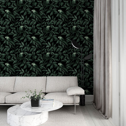 Un salon moderne avec un papier peint tropical noir orné de feuilles luxuriantes et de motifs d'oiseaux, créant une ambiance à la fois élégante et apaisante.
