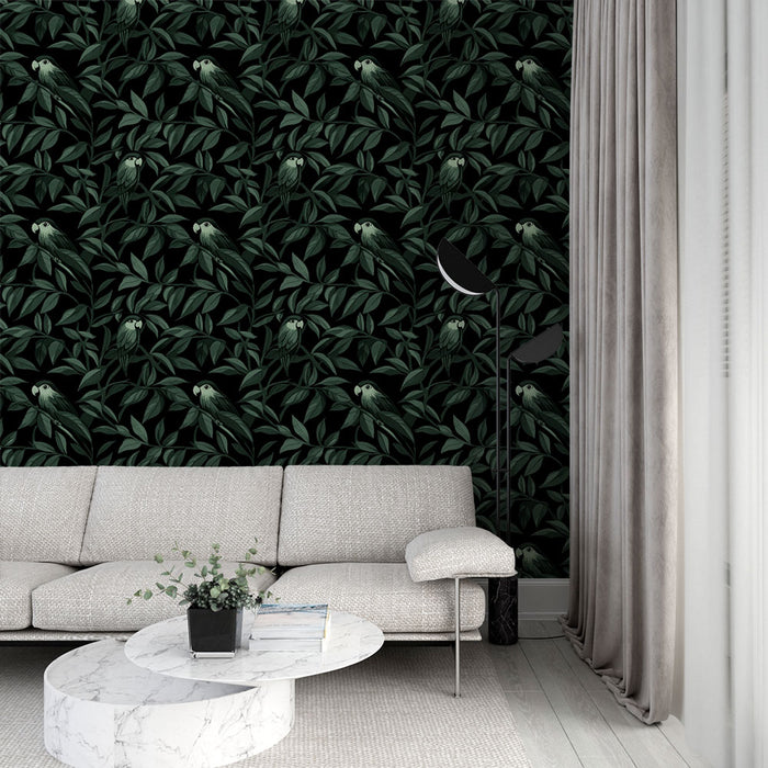 Un salon moderne avec un papier peint tropical noir orné de feuilles luxuriantes et de motifs d'oiseaux, créant une ambiance à la fois élégante et apaisante.