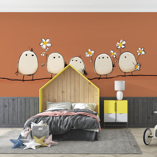 Une chambre enfantine avec un papier peint illustrant des oiseaux stylisés sur fond orange, créant une atmosphère joyeuse et ludique.