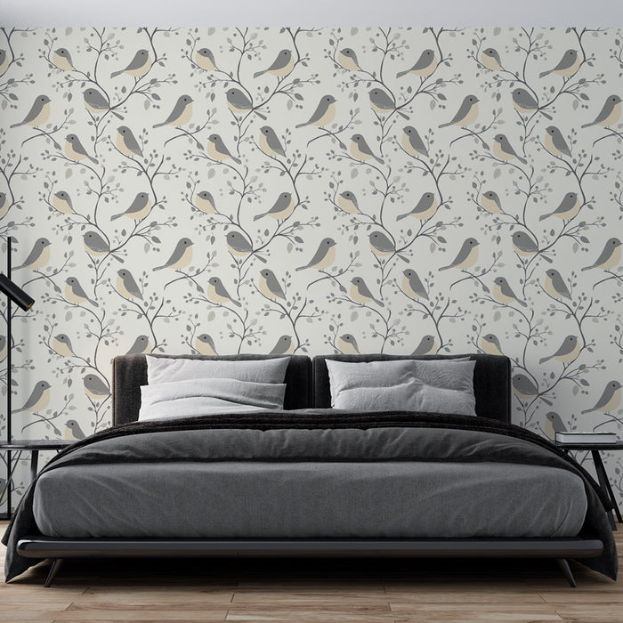 Une chambre moderne avec un papier peint délicat représentant des oiseaux gris et beige sur fond clair, créant une atmosphère apaisante et naturelle.