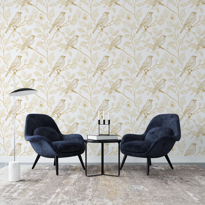 Une pièce moderne avec un papier peint aux motifs délicats de feuilles et d'oiseaux dorés sur fond clair, créant une ambiance élégante et apaisante.