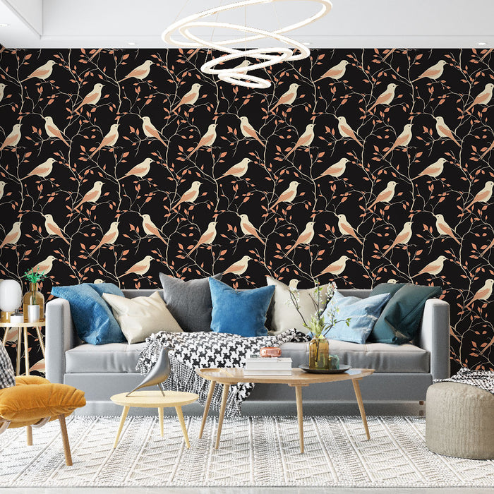Un salon moderne avec un papier peint noir orné de motifs de oiseaux et de feuillages aux teintes douces, créant une ambiance chaleureuse et accueillante.