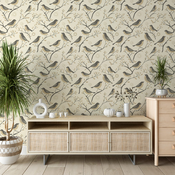 Une pièce moderne avec un papier peint aux motifs d'oiseaux stylisés sur fond beige, créant une atmosphère douce et naturelle.