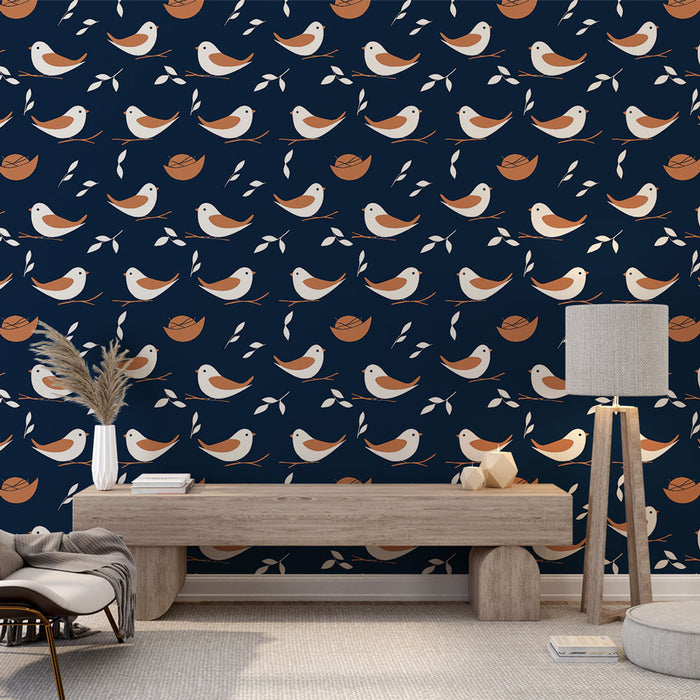 Une pièce moderne avec un papier peint bleu nuit orné de motifs de petits oiseaux et de feuilles dans des teintes terracotta, créant une ambiance chaleureuse et accueillante.