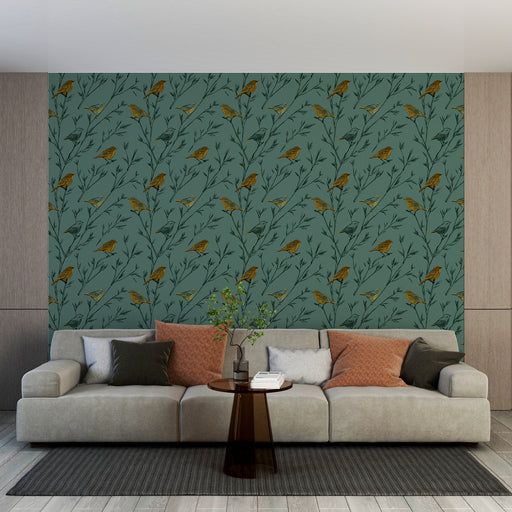 Un salon moderne avec un papier peint aux motifs de branches et d'oiseaux sur fond vert, créant une atmosphère naturelle et apaisante.