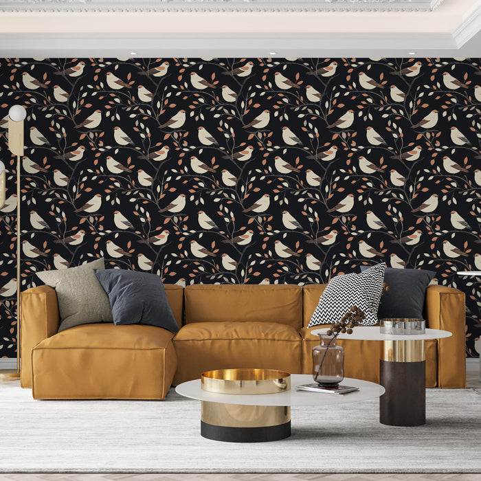 Un salon contemporain avec un papier peint noir orné de motifs de oiseaux et de feuillages aux teintes douces, créant une atmosphère chaleureuse et accueillante.
