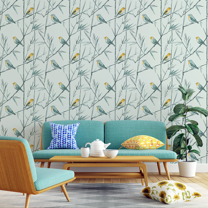 Un salon lumineux avec un papier peint illustrant des oiseaux colorés perchés sur des branches, créant une atmosphère joyeuse et naturelle.