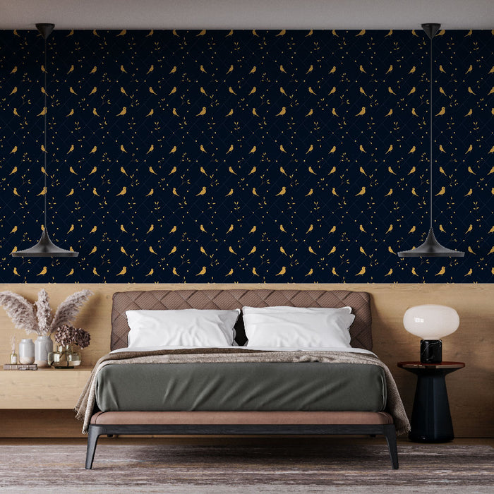 Une chambre moderne avec un papier peint bleu nuit orné de petits oiseaux dorés, créant une ambiance élégante et apaisante.