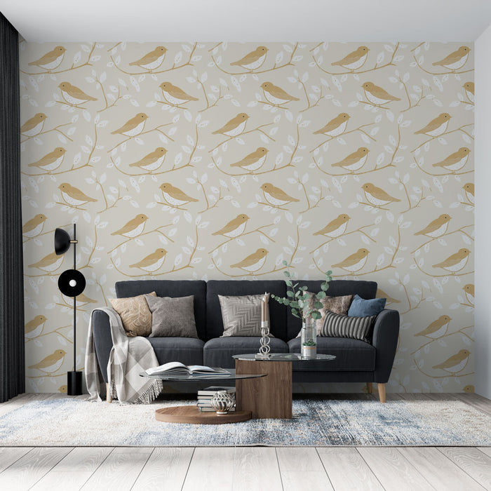 Un salon moderne avec un papier peint aux motifs de petits oiseaux dorés sur fond beige, créant une ambiance douce et naturelle.