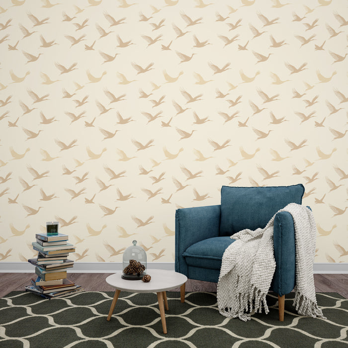 Une pièce de vie avec un papier peint crème orné de silhouettes d'oiseaux en beige, créant une atmosphère douce et apaisante.