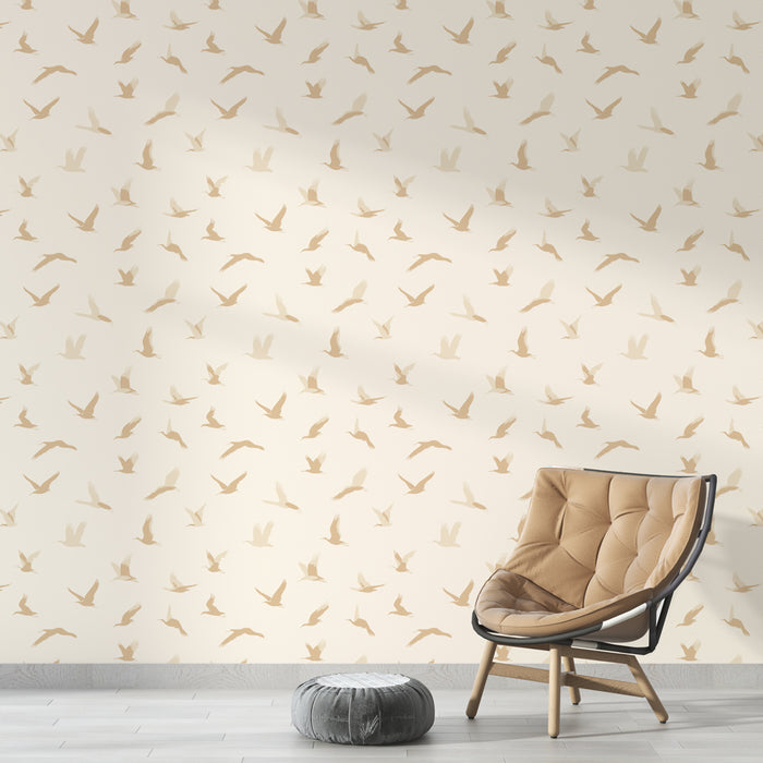 Un salon moderne avec un papier peint représentant des oiseaux en vol dans des teintes beige sur fond crème, créant une atmosphère légère et apaisante.