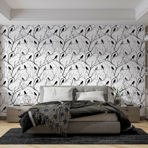 Une chambre moderne avec un papier peint noir et blanc représentant des oiseaux sur des branches, créant une ambiance élégante et apaisante.