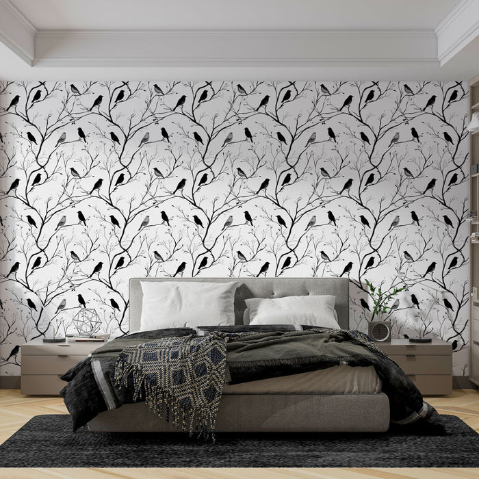 Une chambre moderne avec un papier peint noir et blanc représentant des oiseaux sur des branches, créant une ambiance élégante et apaisante.