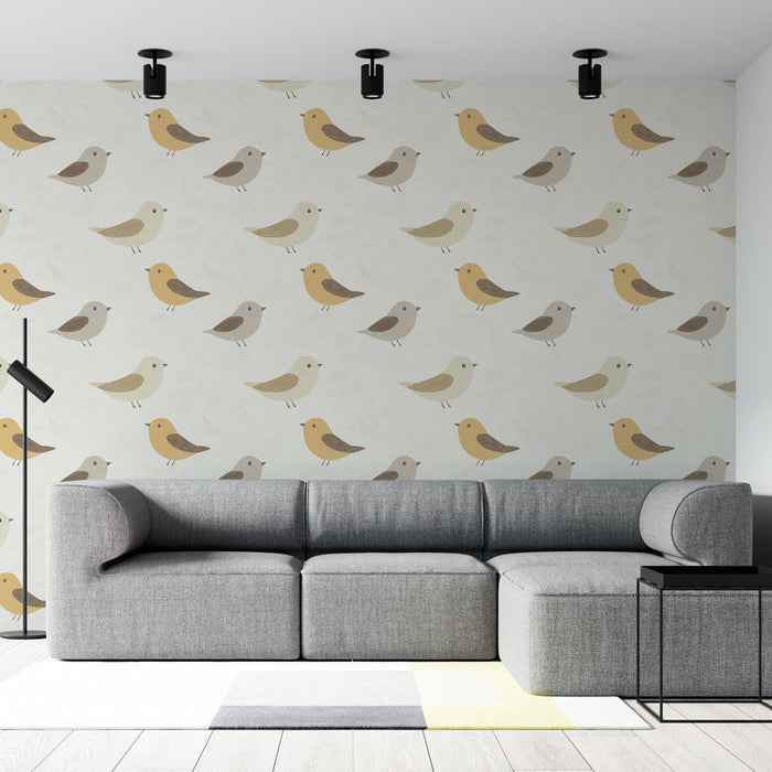 Un salon moderne avec un papier peint illustrant des oiseaux stylisés dans des teintes douces de beige et de jaune, créant une ambiance légère et joyeuse.