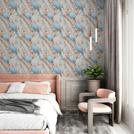 Une chambre moderne avec un papier peint tropical représentant des perroquets bleus sur fond clair, créant une ambiance fraîche et vivante.