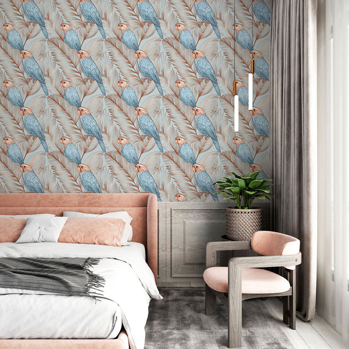 Une chambre moderne avec un papier peint tropical représentant des perroquets bleus sur fond clair, créant une ambiance fraîche et vivante.