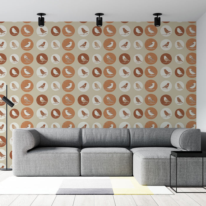 Un salon contemporain avec un papier peint illustrant des oiseaux stylisés sur un fond beige, créant une ambiance chaleureuse et accueillante.