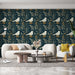 Un salon moderne avec un papier peint floral bleu nuit illustrant des oiseaux blancs et des feuillages dorés, créant une ambiance chaleureuse et apaisante.