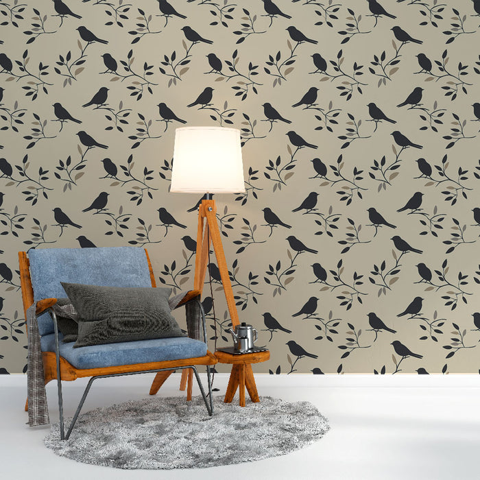 Un salon moderne avec un papier peint beige orné de silhouettes d'oiseaux noirs et de feuillages délicats, créant une atmosphère douce et apaisante.