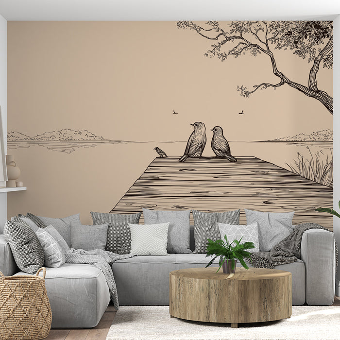 Un salon contemporain avec un papier peint illustrant des oiseaux sur un quai, dans des tons beiges et noirs, créant une atmosphère sereine et naturelle.