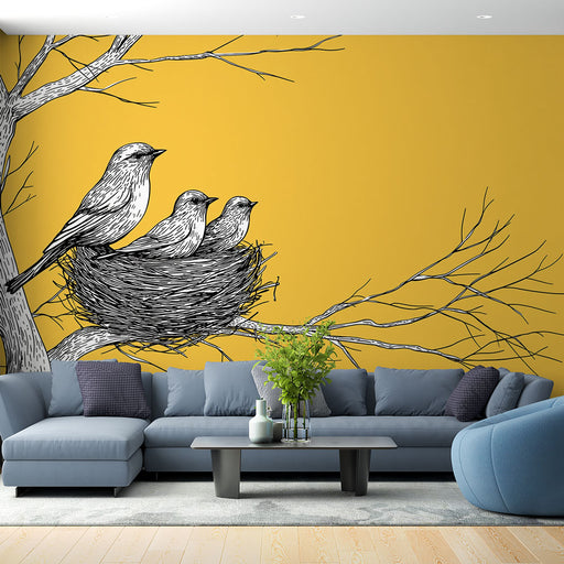 Un salon moderne avec un papier peint jaune vif illustrant des oiseaux sur un nid, créant une atmosphère chaleureuse et accueillante.