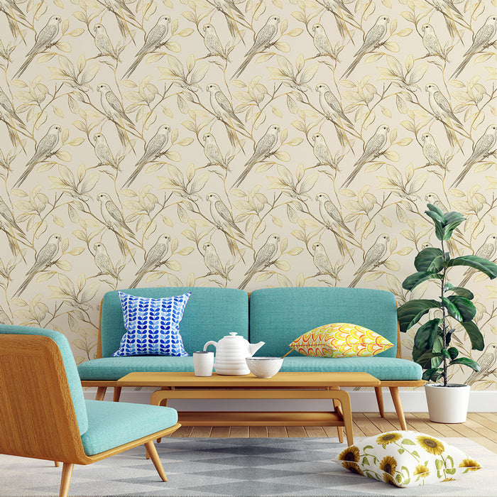 Une pièce lumineuse avec un papier peint floral beige illustrant des oiseaux délicats sur des branches, créant une ambiance douce et naturelle.