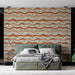 Une chambre moderne avec un papier peint aux motifs ondulés dans des teintes terracotta et crème, créant une ambiance chaleureuse et dynamique.
