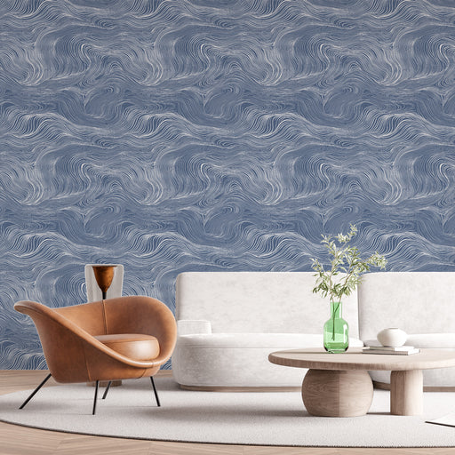 Un salon moderne avec un papier peint aux motifs ondulés bleus et blancs créant une atmosphère apaisante et dynamique.