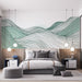 Une chambre moderne avec un papier peint abstrait représentant des lignes ondulées vertes sur fond blanc, créant une atmosphère apaisante et contemporaine.