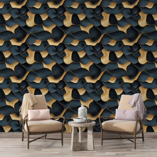Un salon contemporain avec un papier peint en relief aux motifs ondulés noir et doré, créant une ambiance élégante et dynamique.