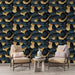 Un salon contemporain avec un papier peint en relief aux motifs ondulés noir et doré, créant une ambiance élégante et dynamique.
