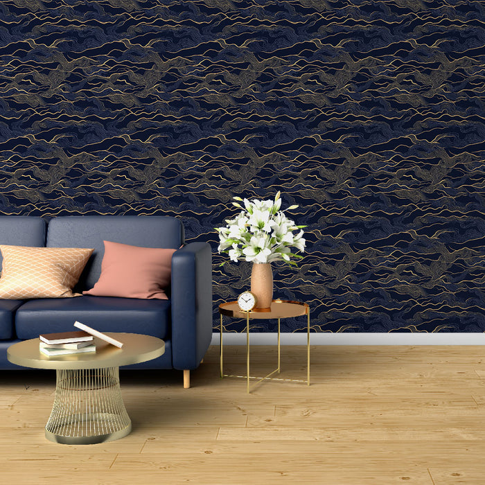 Un salon élégant avec un papier peint bleu marine orné de motifs ondulés dorés, créant une atmosphère sophistiquée et apaisante.