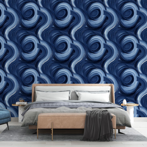 Une chambre moderne avec un papier peint abstrait aux motifs ondulés bleu marine et bleu clair, créant une ambiance dynamique et apaisante.