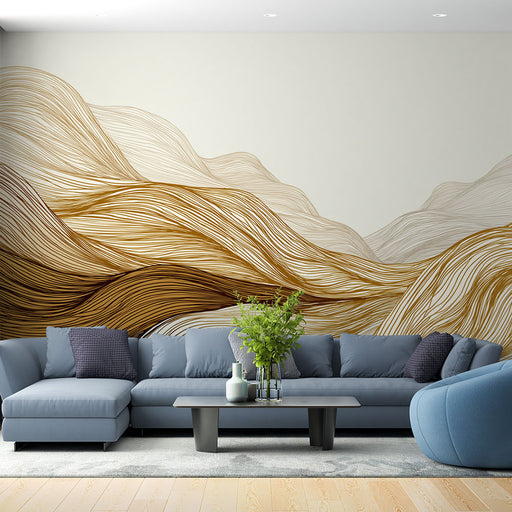 Un salon moderne avec un papier peint aux motifs fluides et ondulés dans des teintes dorées et beige, créant une ambiance chaleureuse et élégante.