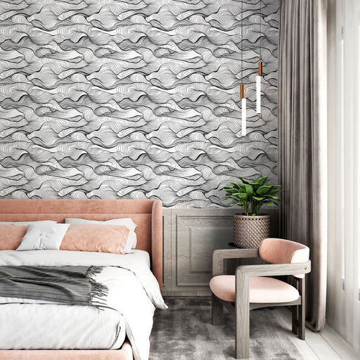 Une chambre élégante avec un papier peint ondulé en noir et blanc, créant une ambiance moderne et apaisante, accentuée par des lignes fluides.