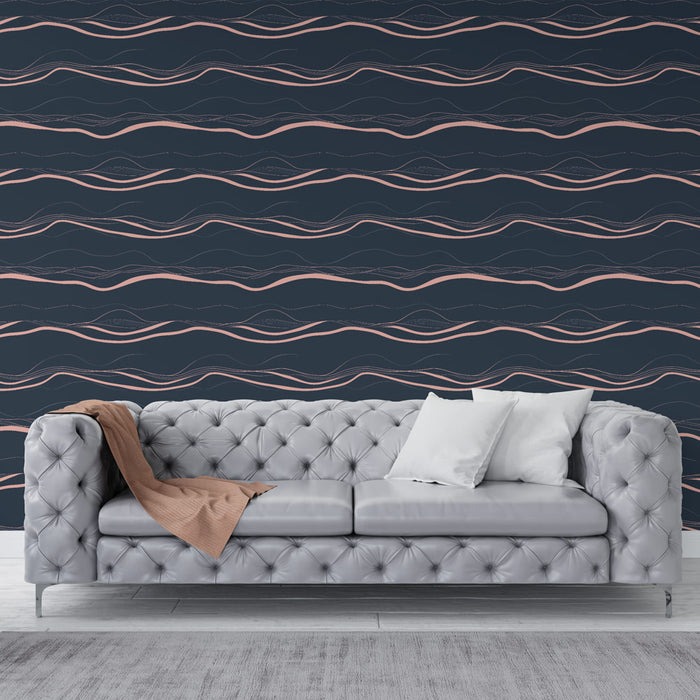 Un salon élégant avec un papier peint à motifs ondulés rose et noir sur fond bleu marine, créant une atmosphère moderne et apaisante.