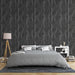Une chambre moderne avec un papier peint texturé noir aux motifs ondulés évoquant une ambiance élégante et apaisante.
