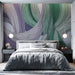 Une chambre moderne avec un papier peint abstrait aux lignes fluides dans des teintes vertes et violettes, créant une ambiance artistique et apaisante.