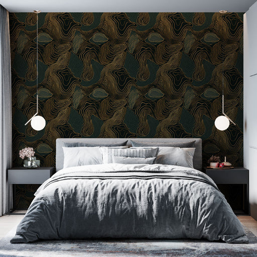 Une chambre moderne avec un papier peint aux motifs ondulés en noir, vert et doré, créant une ambiance élégante et sophistiquée.