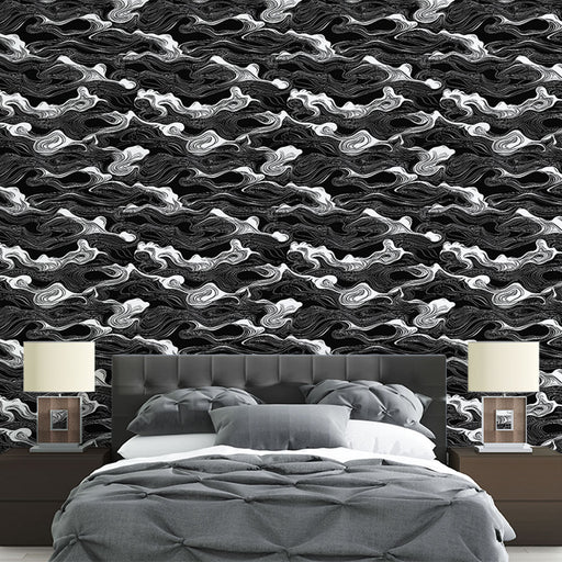 Une chambre moderne avec un papier peint abstrait noir et blanc aux motifs fluides évoquant des vagues, créant une atmosphère dynamique et contemporaine.