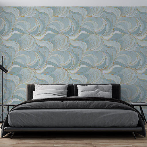 Une chambre moderne avec un papier peint aux motifs fluides dans des teintes de bleu et or, créant une ambiance élégante et apaisante.